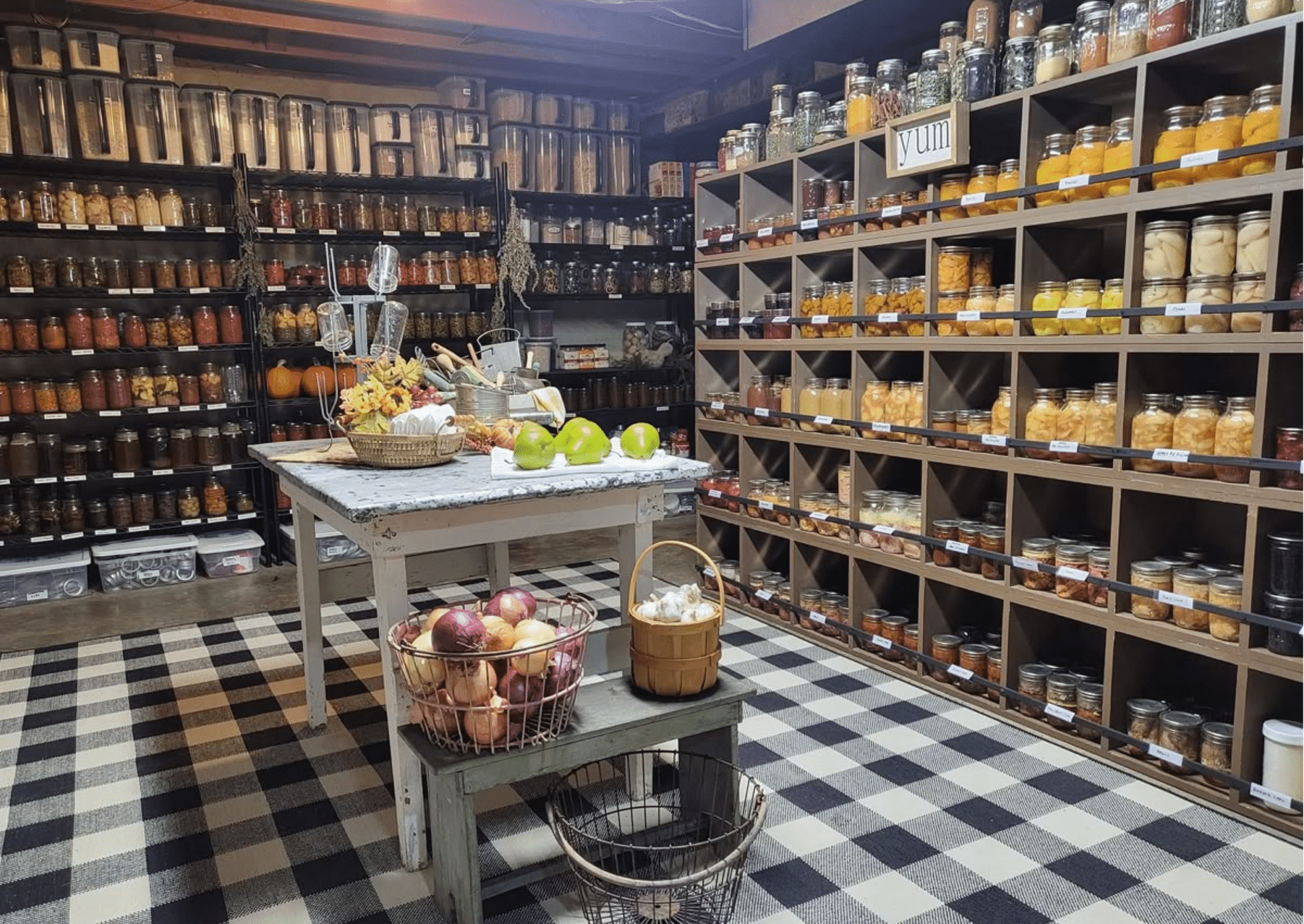 Overzichtelijke voorraadkast met glazen potten en basisproducten