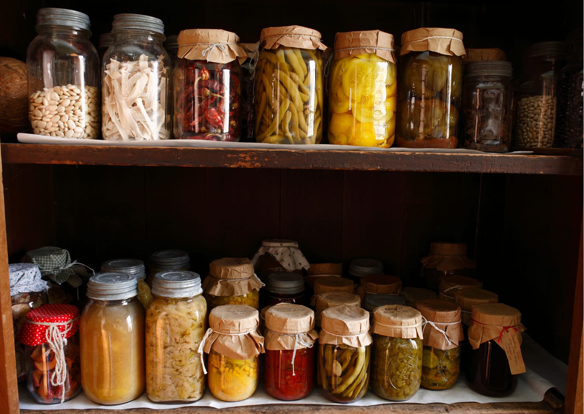 Overzichtelijke voorraadkast met glazen potten en basisproducten. Slim bewaren